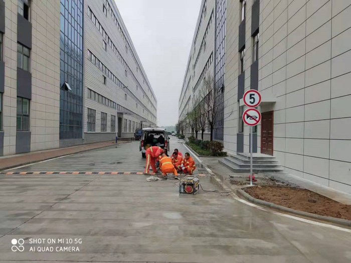 廠區優質橡膠減速帶以及停車位施工